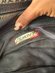 💚 תיק יד ⁨dkny⁩ עם מונוגרמה עם לוגו – חום – ⁨vintage edit thirty-one⁩
