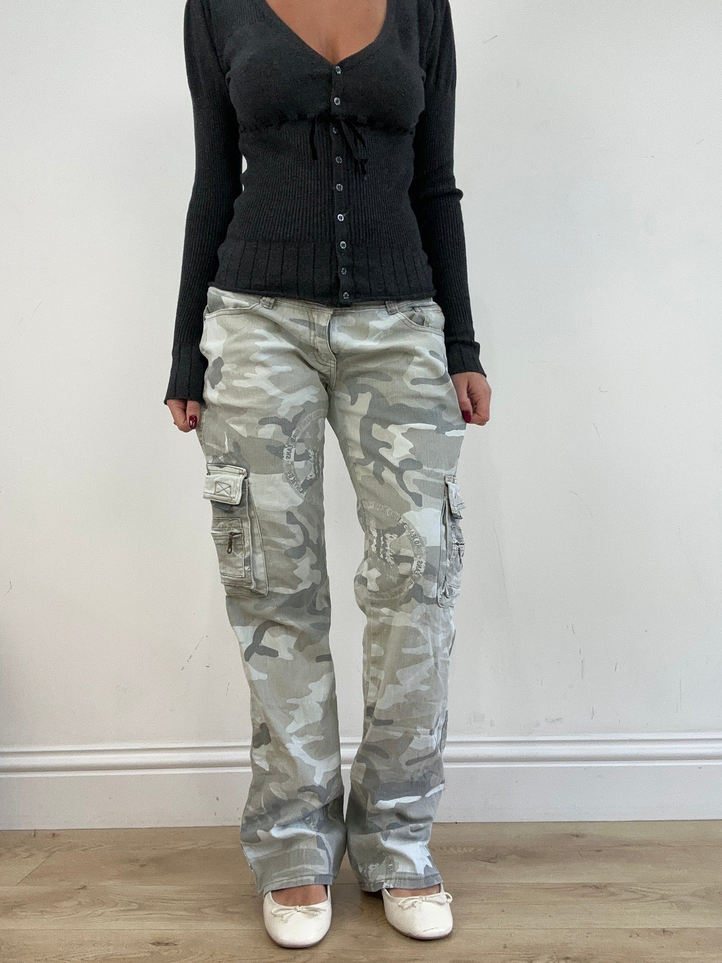 vintage edit thirteen | medium white and grey camo print cargo trousers