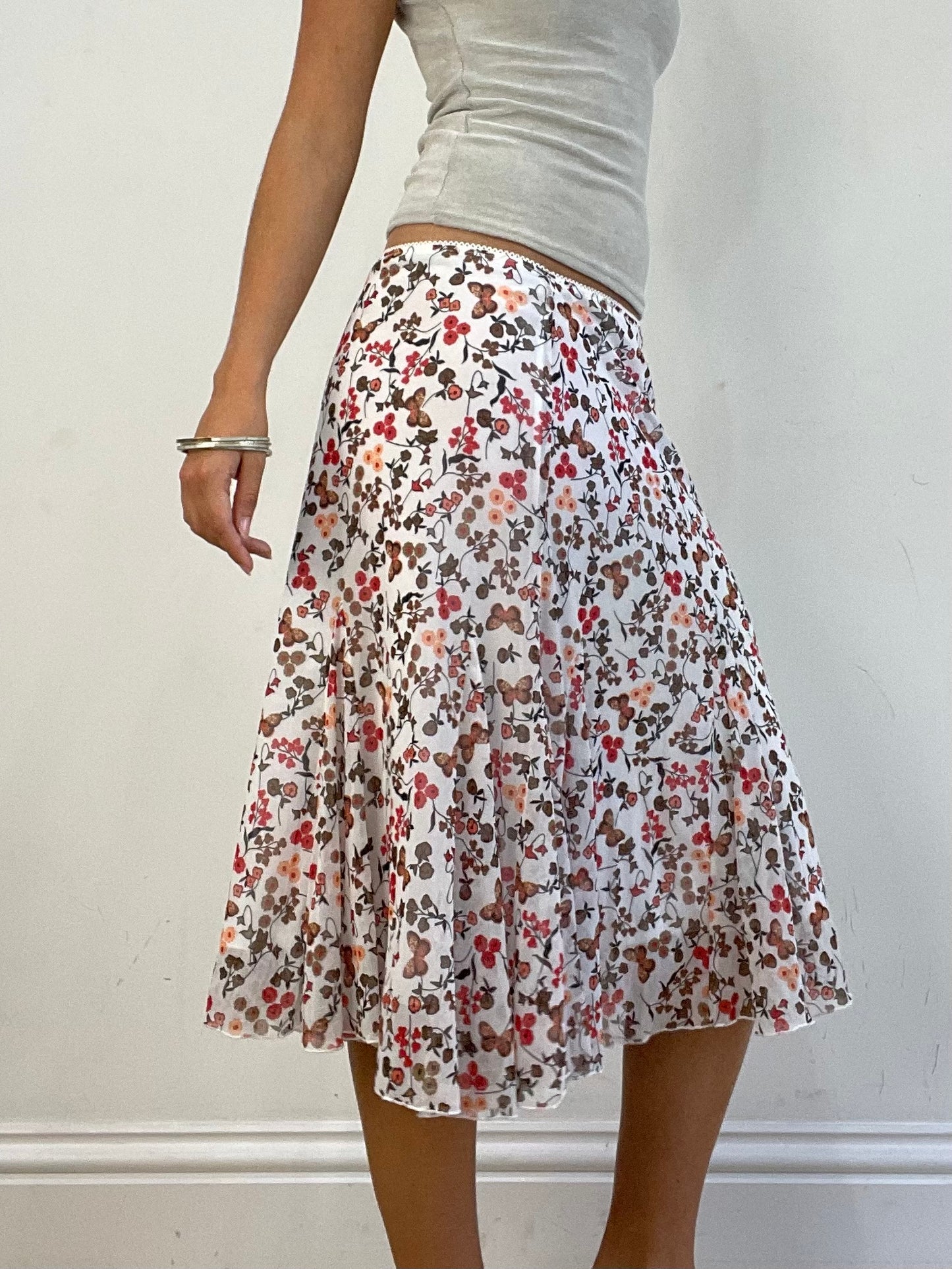 VINTAGE PICKS | medium white floral patterned midi skirt