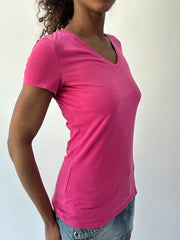 wag drop | guess camiseta pequeña rosa ajustada