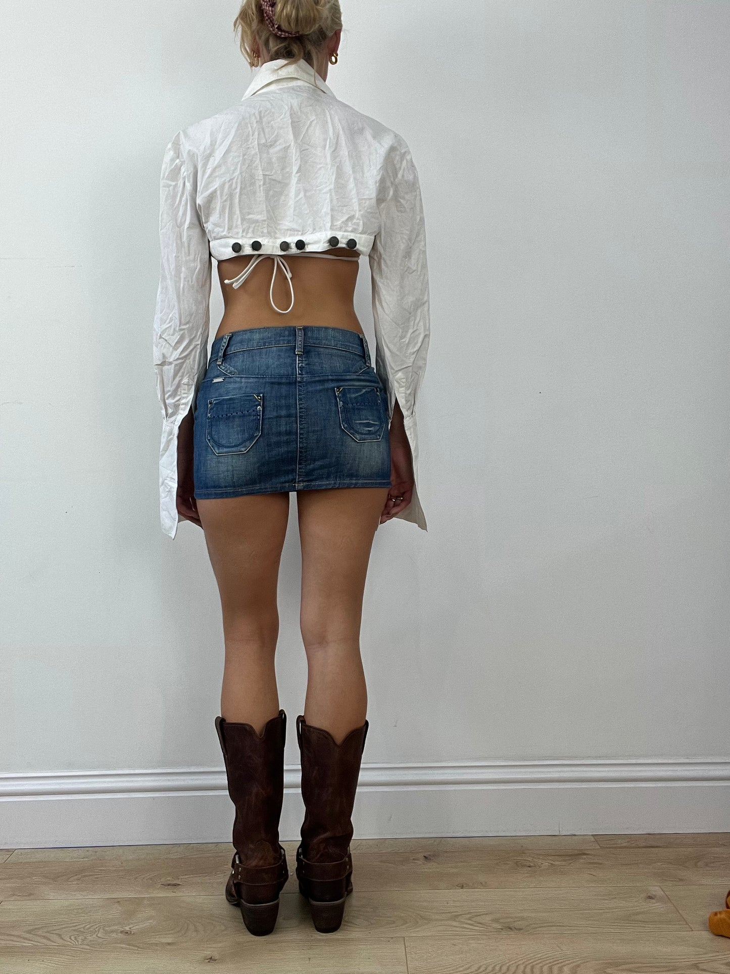 GIRLBAND DROP | medium white cropped long sleeve shirt