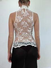 Vintage-Edit: Hochzeitsgast | kleines weißes Spitzen-High-Cleas-Top mit Rüschen-Detail