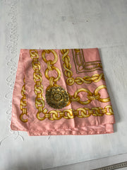 SATC drop | couleur: rose + doré · article: écharpe · détails: motif