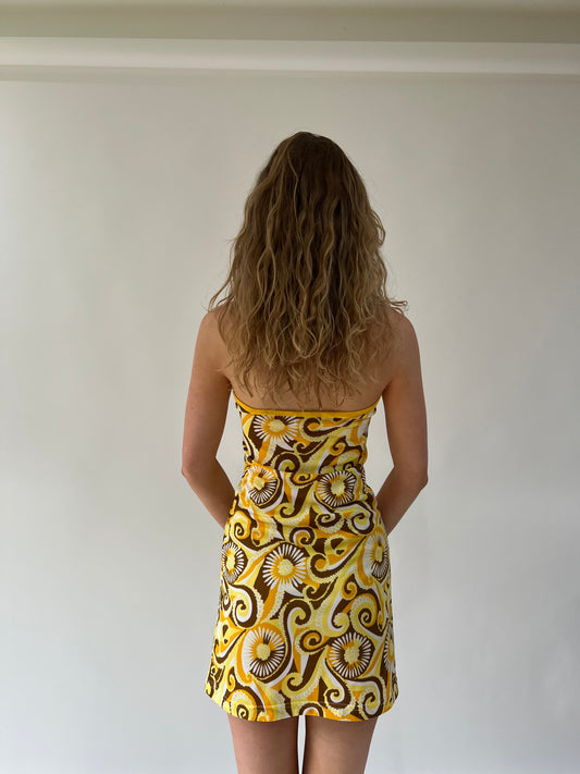 SATC drop | taille: M · couleur: jaune + marron · article: robe · détails: à motifs + col montant + longueur mini