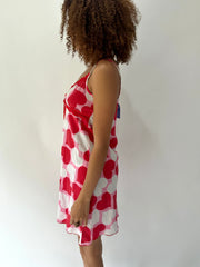 festival drop | taille: M · couleur: rose + rouge · article: robe · détails: cœurs + coupe nuisette + longueur mini