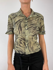 💻 LIBRARIAN CORE | taille: S · couleur: vert · matière: résille · article: chemise · détails: manches courtes