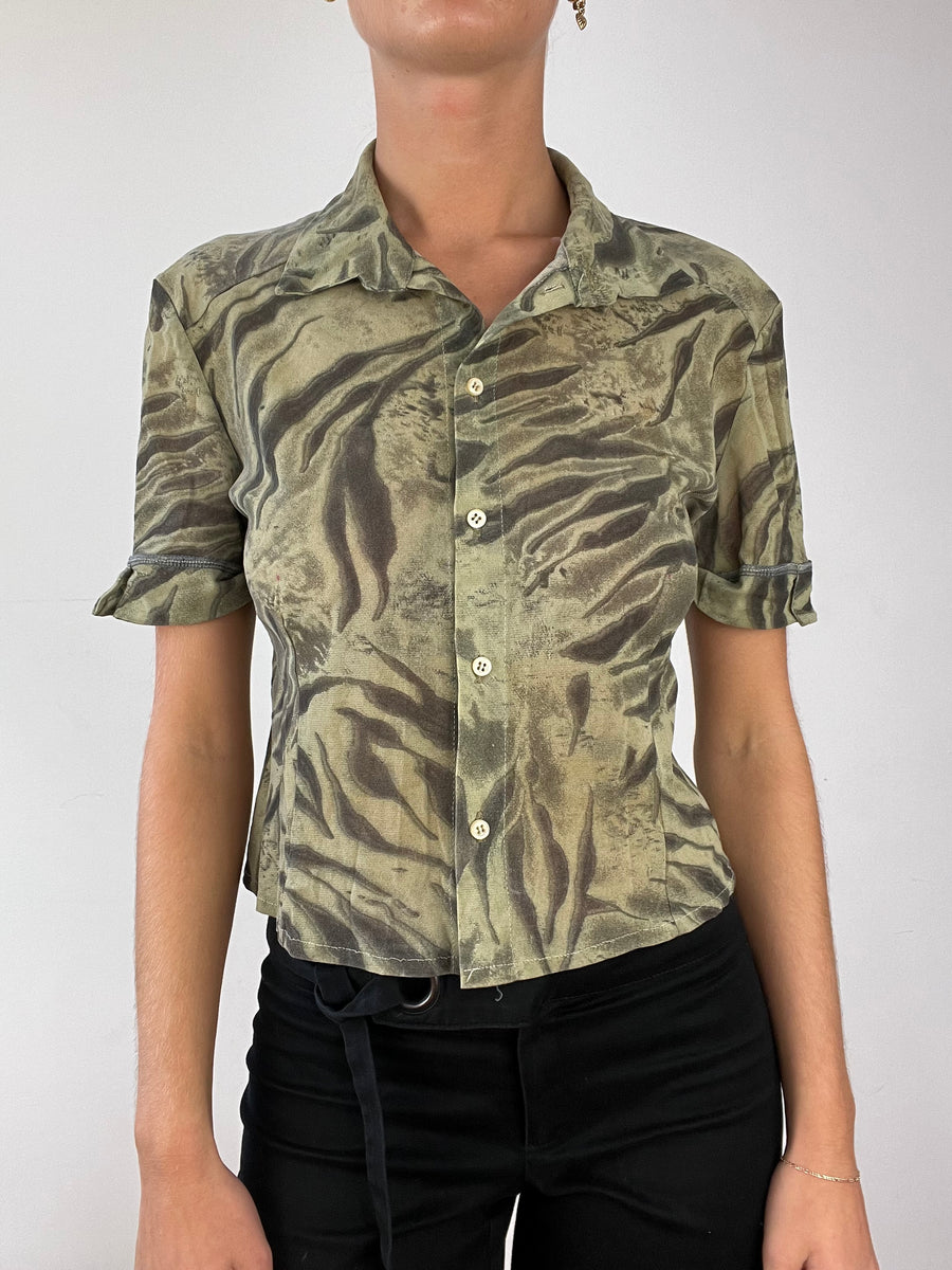 💻 LIBRARIAN CORE | taille: S · couleur: vert · matière: résille · article: chemise · détails: manches courtes