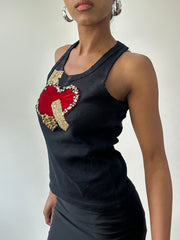 💚vintage edit thirty-one | talla: S · color: negro + rojo · prenda: top de tirantes · detalles: flecha + corazones + detalle