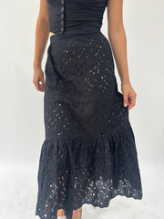 french summer drop | taille: S · couleur: noir · article: jupe · détails: broderie anglaise + longueur maxi