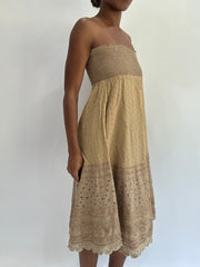 Französischer Sommer-Drop | kleines hellbraunes Bandeau-Midikleid