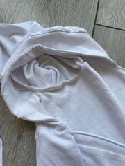 טופ ⁨kaia⁩ עם שרוולים ארוכים – לבן – ⁨#286 sample sale⁩