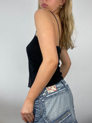 💻 ADDISON RAE DROP | top cami negro pequeño con ribete de encaje