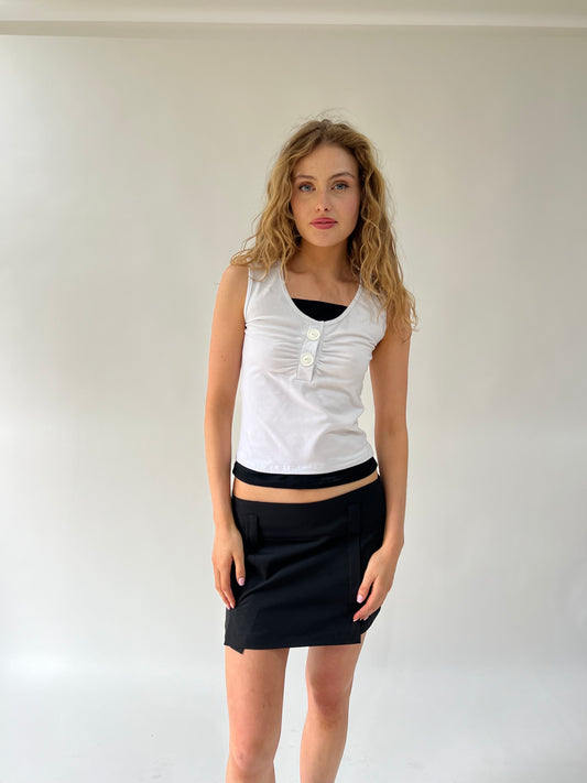 SATC gota | top en capas en blanco y negro medio con detalle de botón