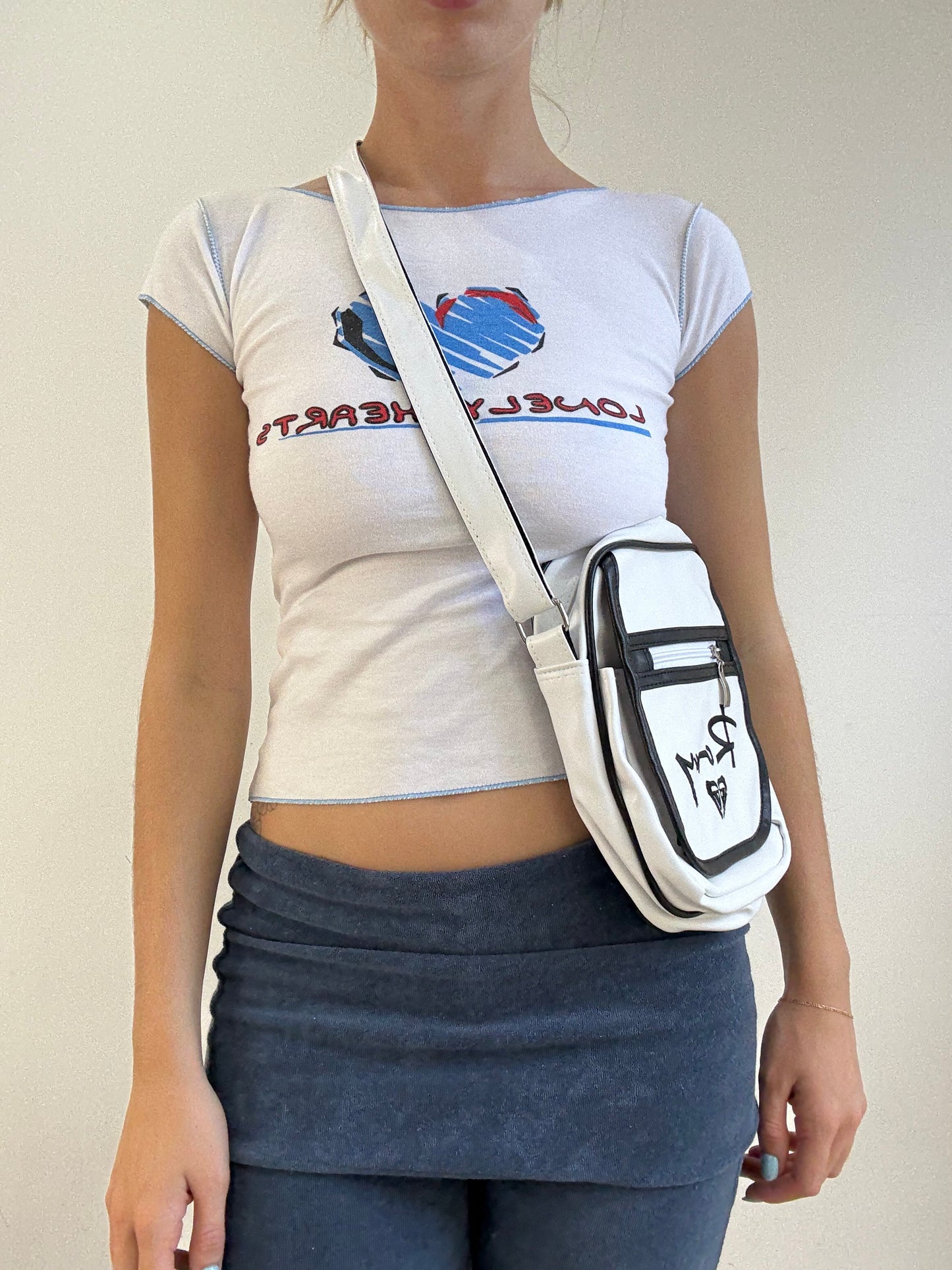 ‼️💻 white roxy side bag with black stitching