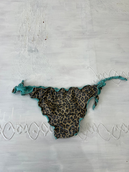 COASTAL COWGIRL DROP | xsmall brown leopard print bikini bottoms with blue inside