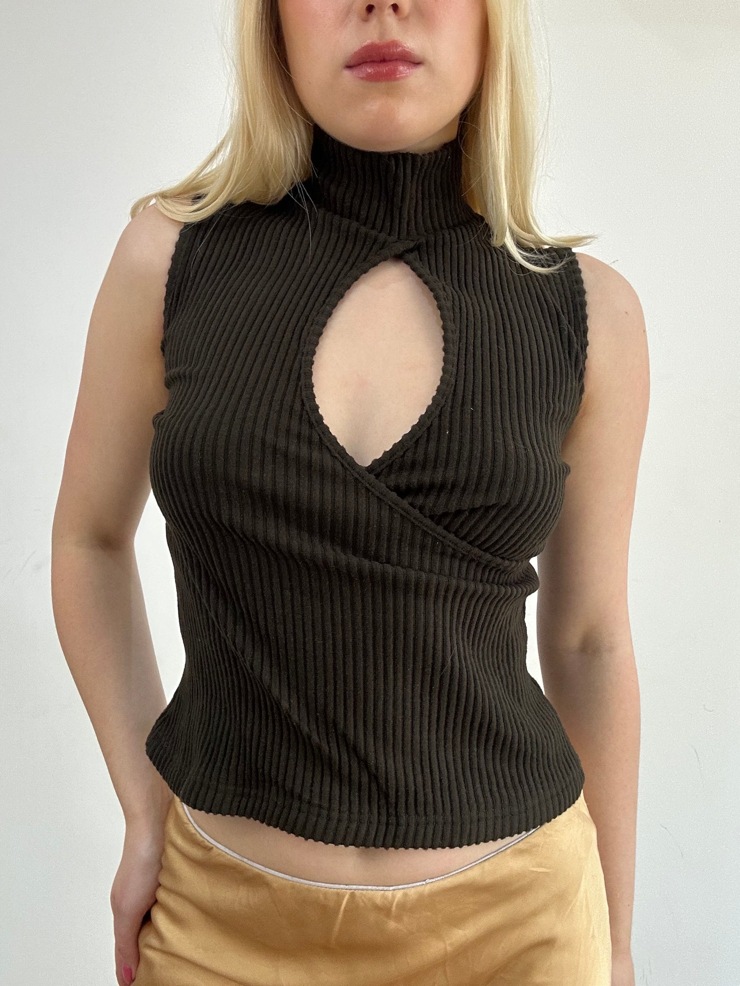 ‼️ | small dark brown sleeveless high neck top