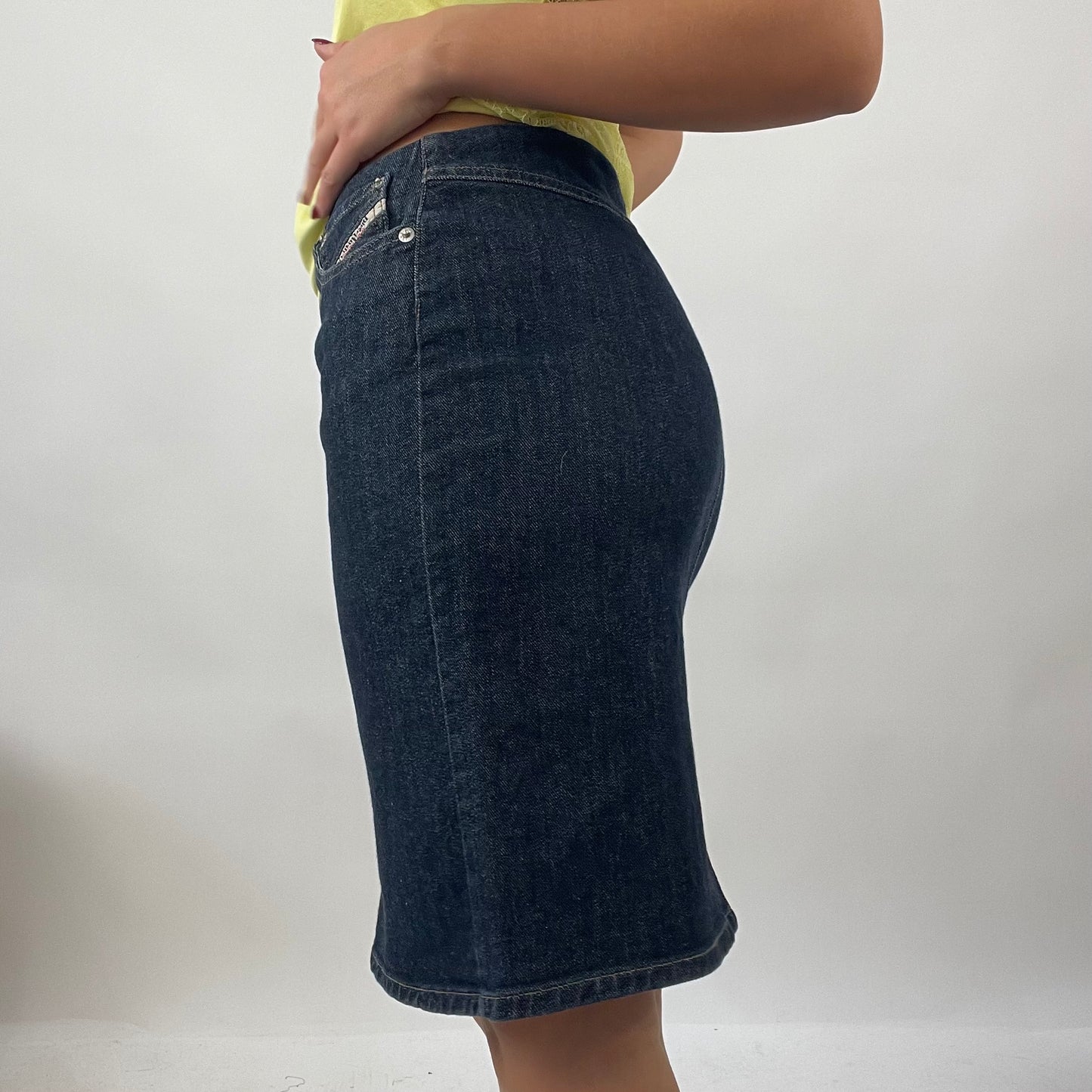 💻VINTAGE GEMS DROP | small dark denim diesel midi skirt