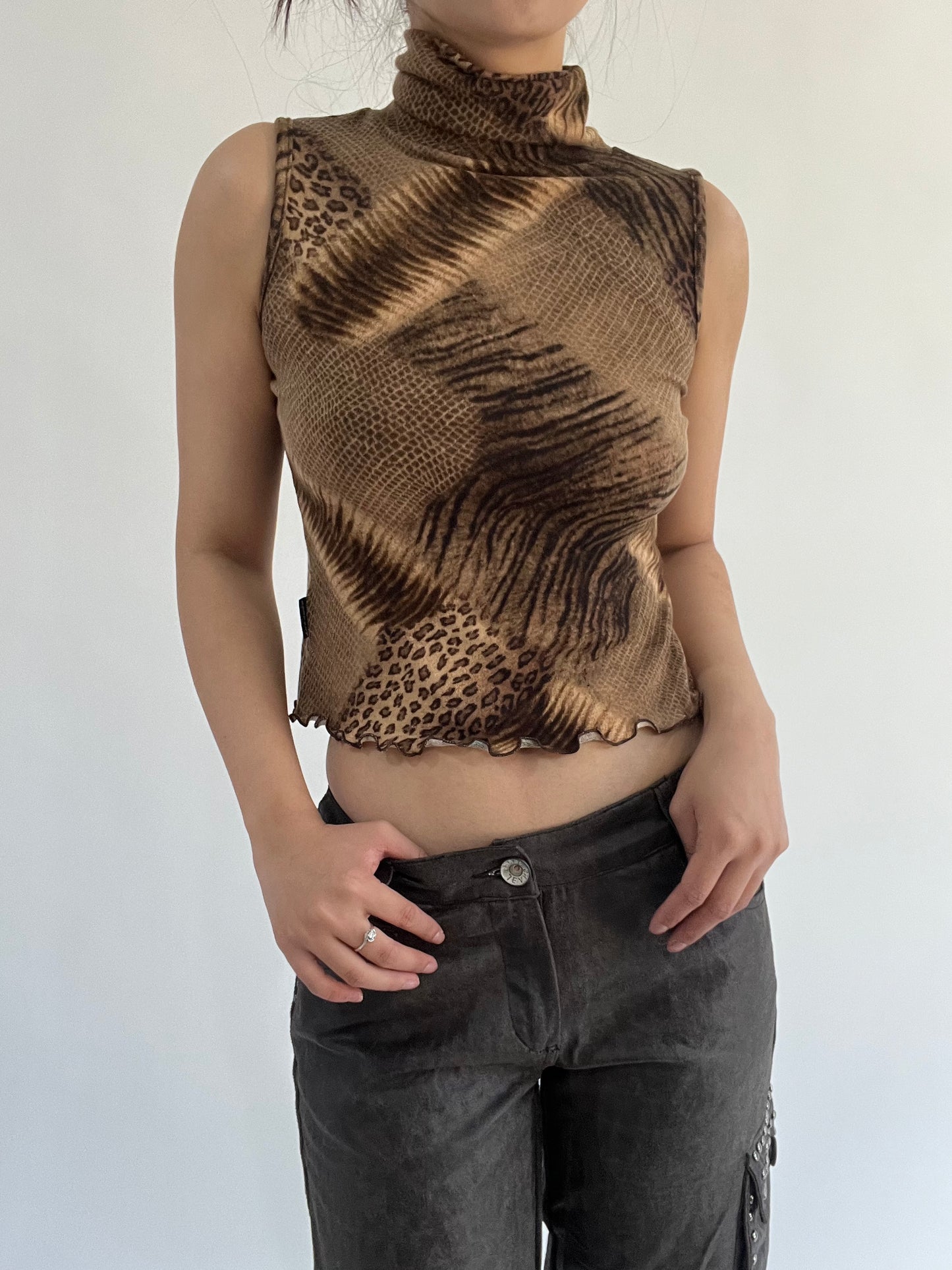 ‼️ | small brown leopard patterned high neck top