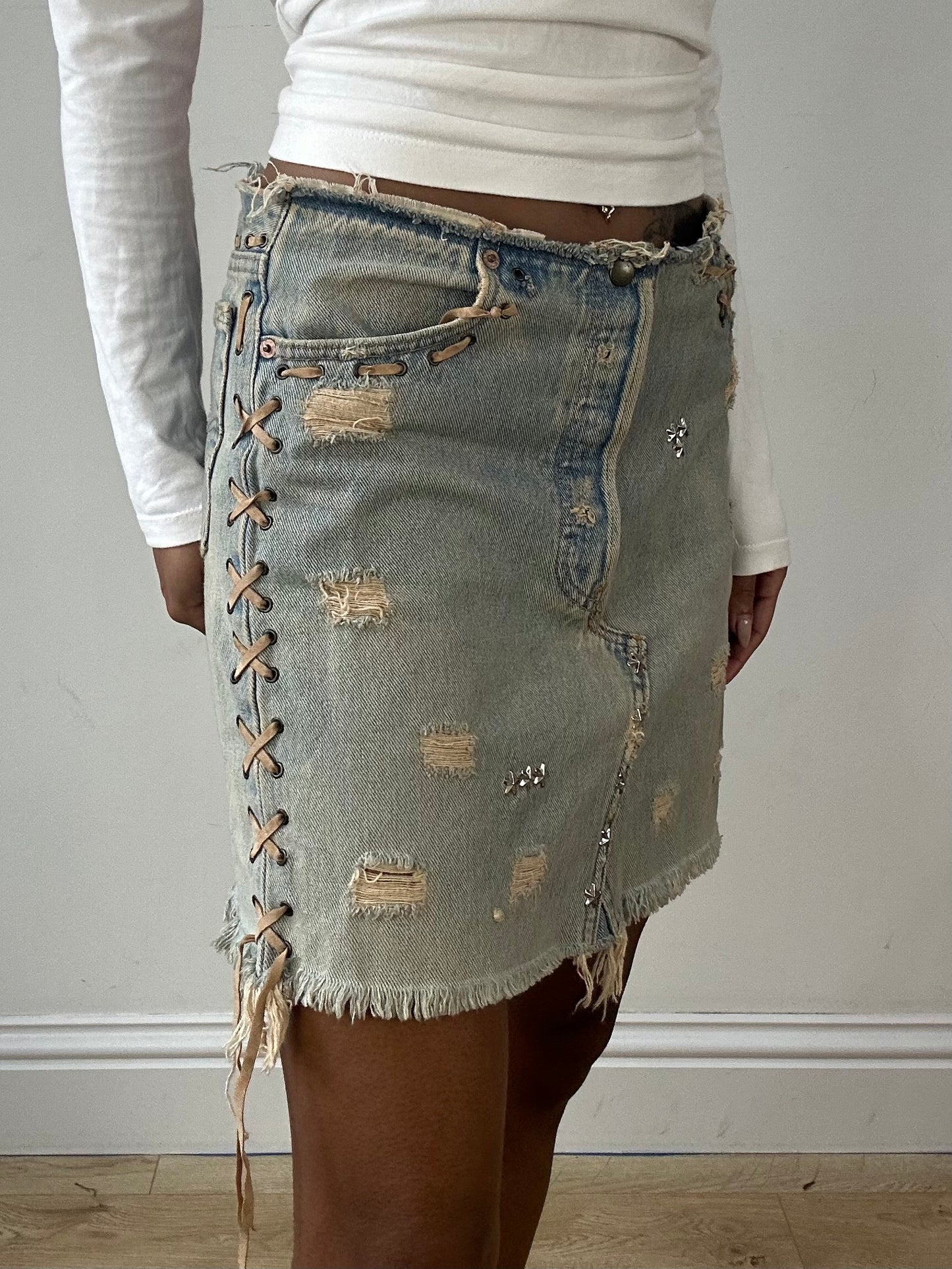 vintage edit fifteen | medium light denim distressed midi skirt