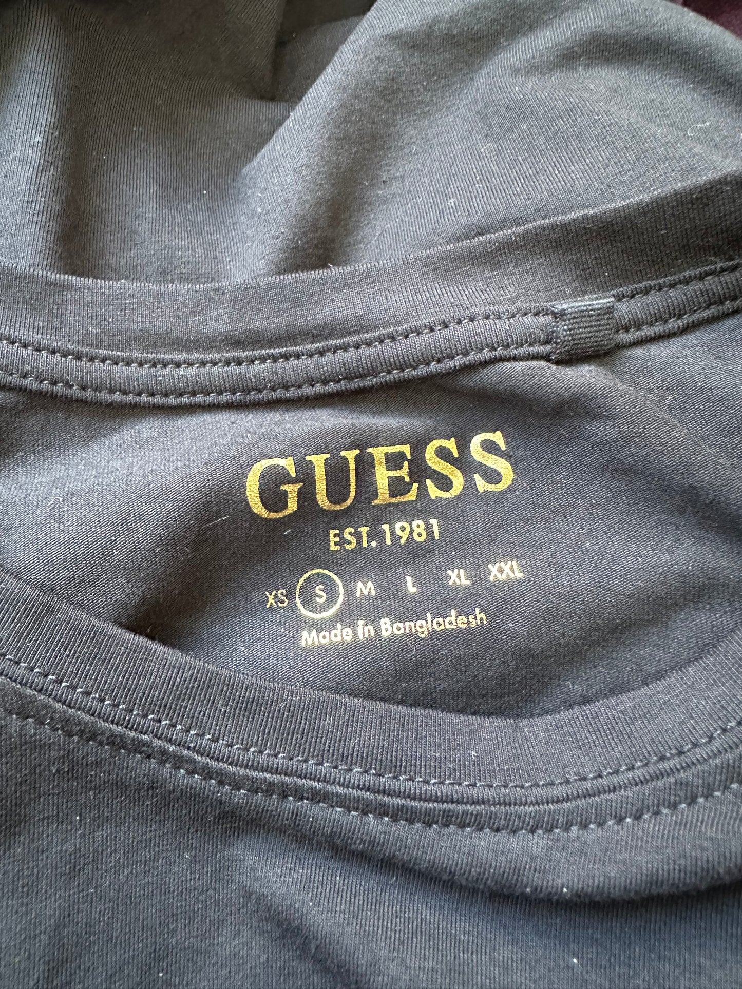 BEST PICKS | small black guess logo t-shirt