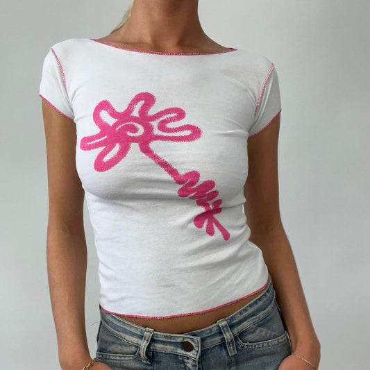 💻‼️ baby tee with pink flower graphic