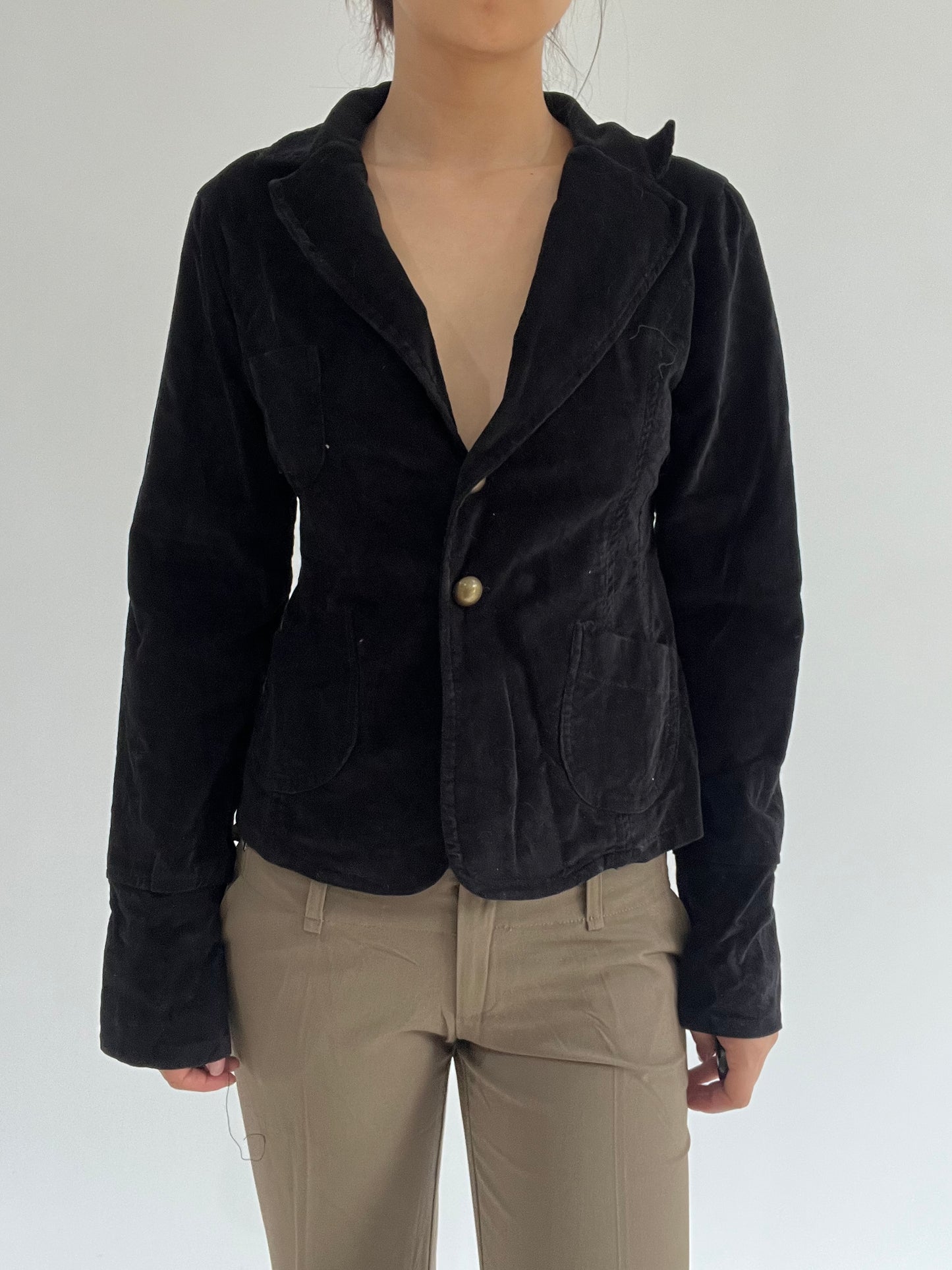 ‼️ | medium black button up top