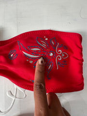 BEST PICKS | Pequeno bikini vermelho e azul, com detalhes de rhinestone azul