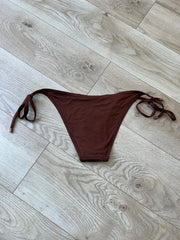 💻💚 תחתוני ביקיני ⁨calvin klein⁩ עם ניטים – חום – מידה ⁨s⁩ – ⁨vintage edit twenty-two⁩