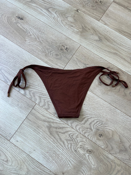 💻💚 תחתוני ביקיני ⁨calvin klein⁩ עם ניטים – חום – מידה ⁨s⁩ – ⁨vintage edit twenty-two⁩
