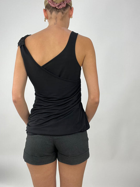 💚 TAYLOR SWIFT DROP | talla: M · color: negro · prenda: top · detalles: asimétrico + pedrería + tirantes + detalle