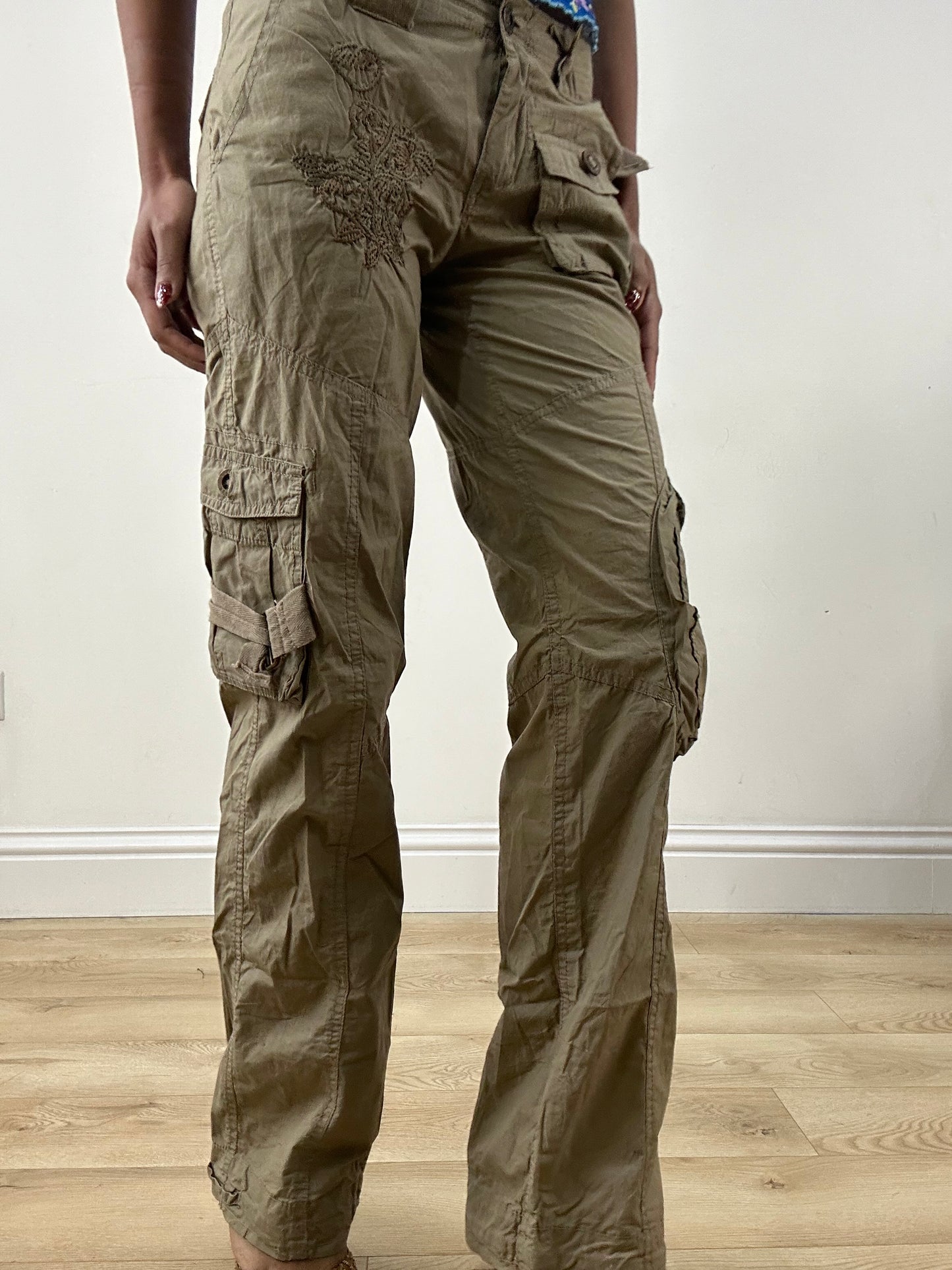 HIPPY CHIC DROP | small brown cargo style trousers with embroidery on the front