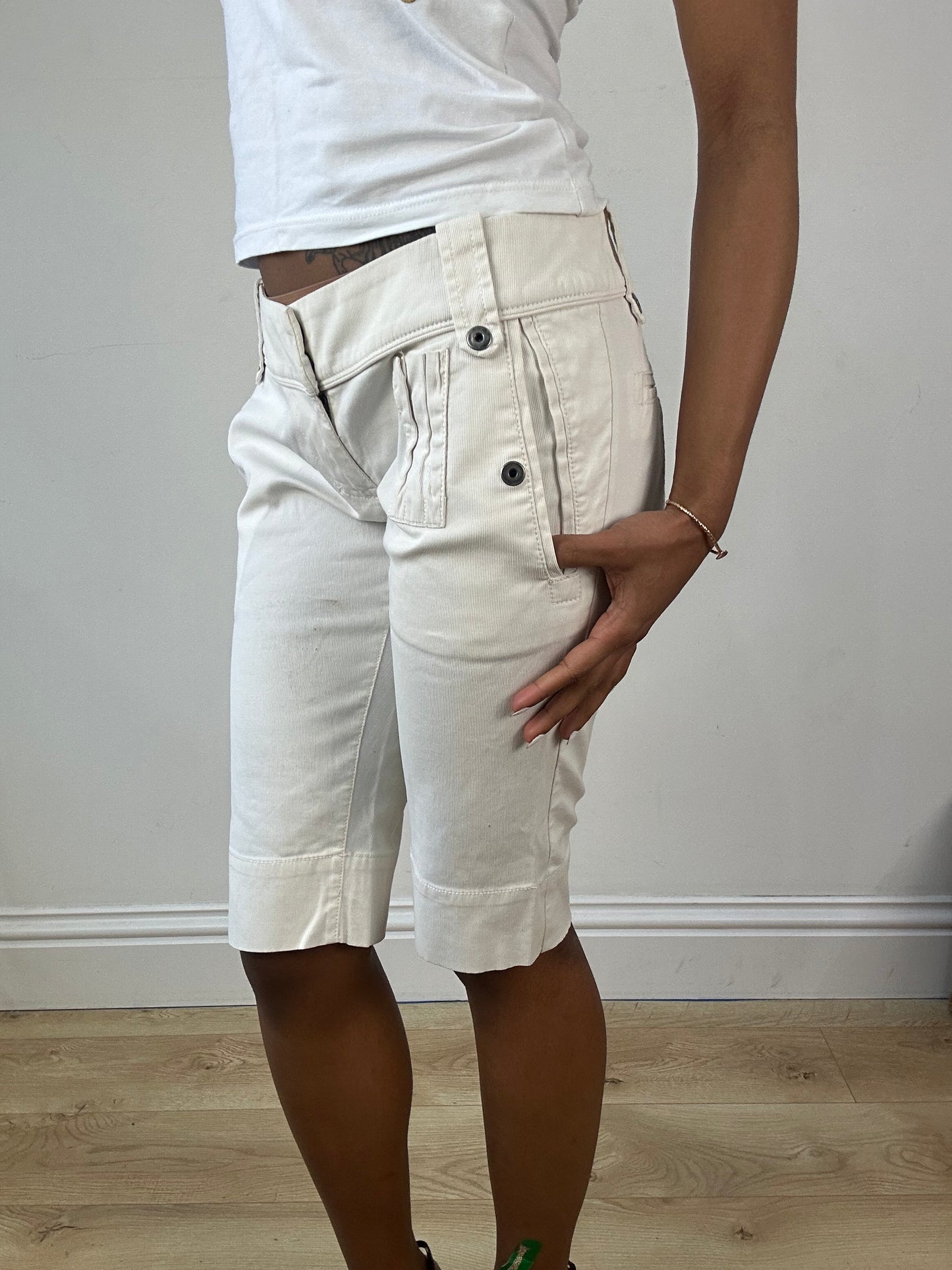 💻💚 vintage edit eighteen | small white diesel cropped jeans / capris