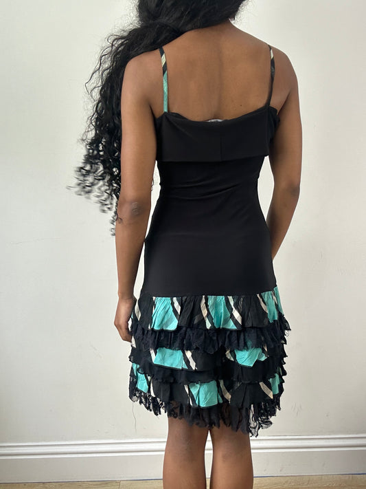vintage edit: festival | talla: S · color: negro + azul · material: encaje · prenda: vestido · detalles: largo mini + volantes + bajo