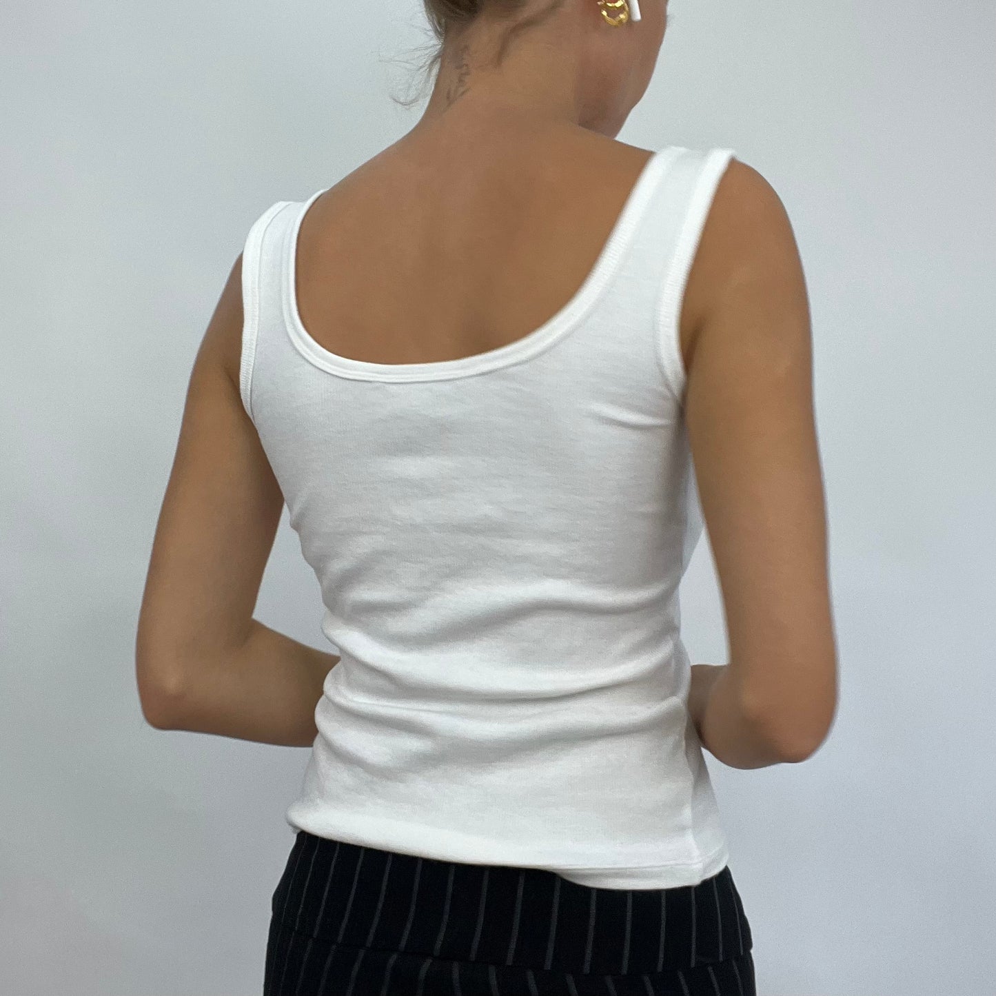 CARRIE BRADSHAW DROP | xsmall white ribbed cami with three buttons on front