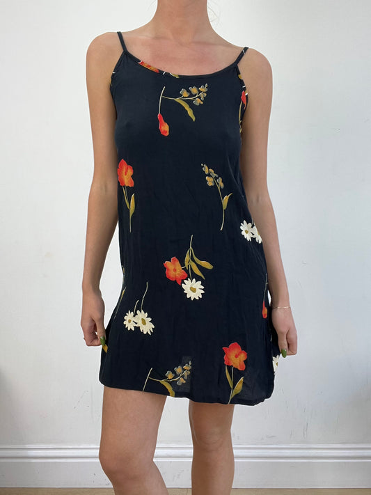 BEST PICKS | talla: M · color: negro + rojo · prenda: vestido · detalles: floral + estampado