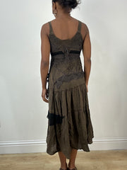 LFW edit | pequeño vestido maxi de color verde caqui con esloras con busto fruncido