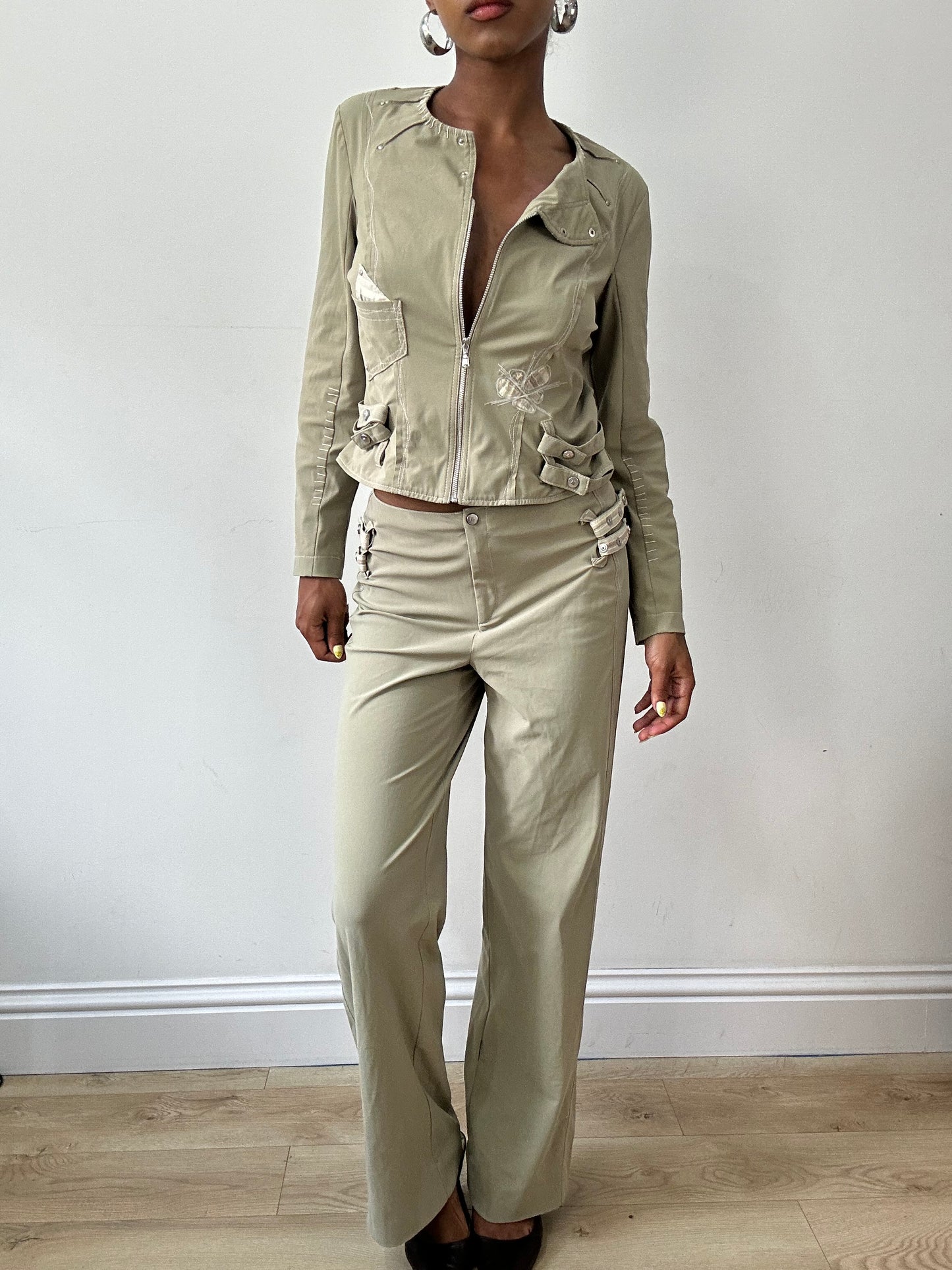 BEST PICKS | small khaki trousers and jacket set
