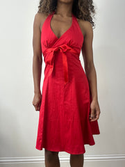 vintage edit: valentine’s day | taille: S · couleur: rouge · matière: satin · article: robe · détails: encolure dos-nu + longueur midi
