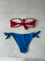 BEST PICKS | Pequeno bikini vermelho e azul, com detalhes de rhinestone azul