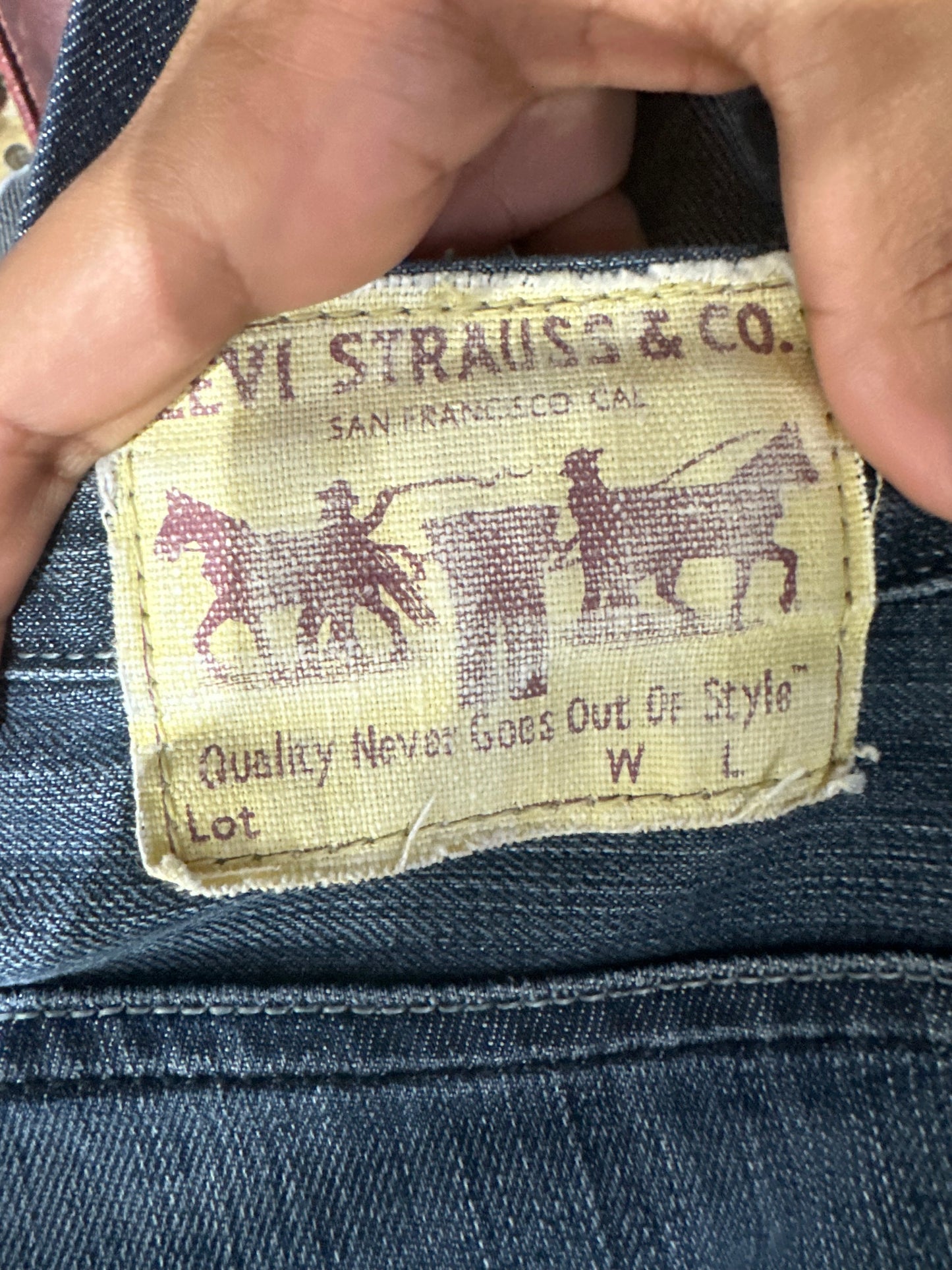💚vintage edit thirty-five | medium blue levi’s straight leg jeans
