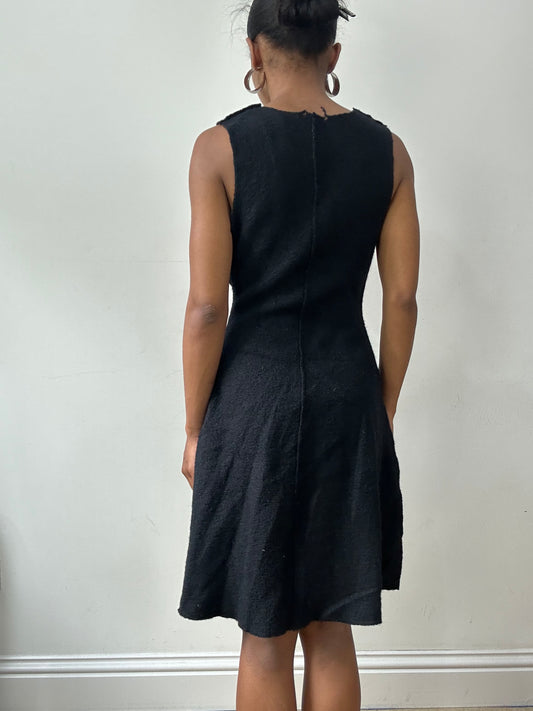 vintage edit thirty-two | taille: S · couleur: noir · matière: laine · article: robe · détails: longueur midi + boutons + détail