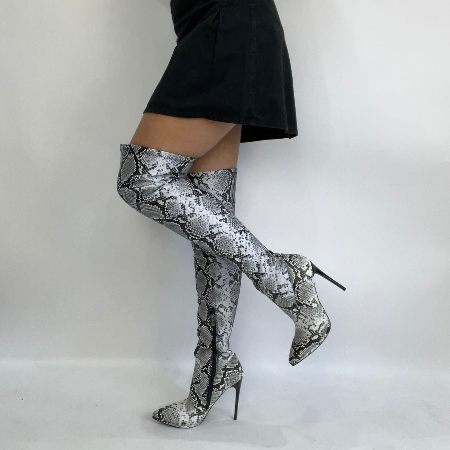 ⭐️MOB WIFE DROP | thigh high white snakeskin boots