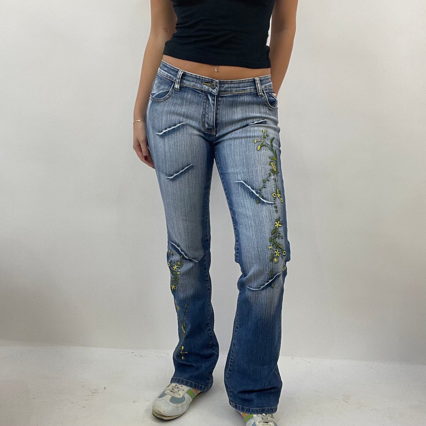 JEANS AND A NICE TOP DROP | small dark blue jeans with floral embroidery