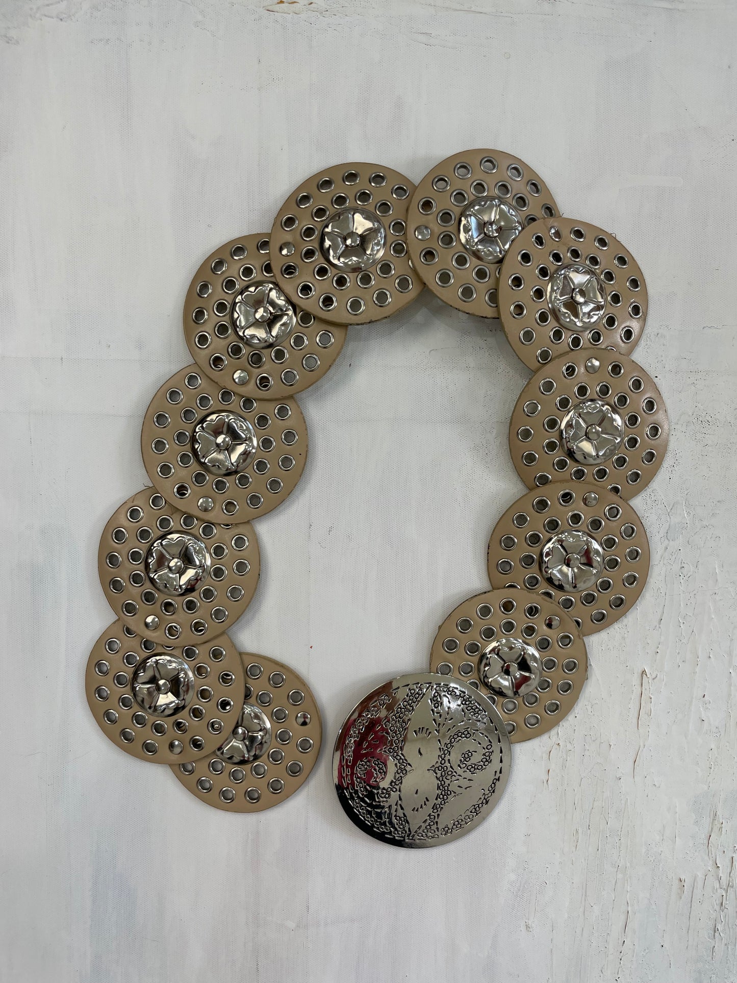 VINTAGE PICKS | beige and silver statement buckle belt