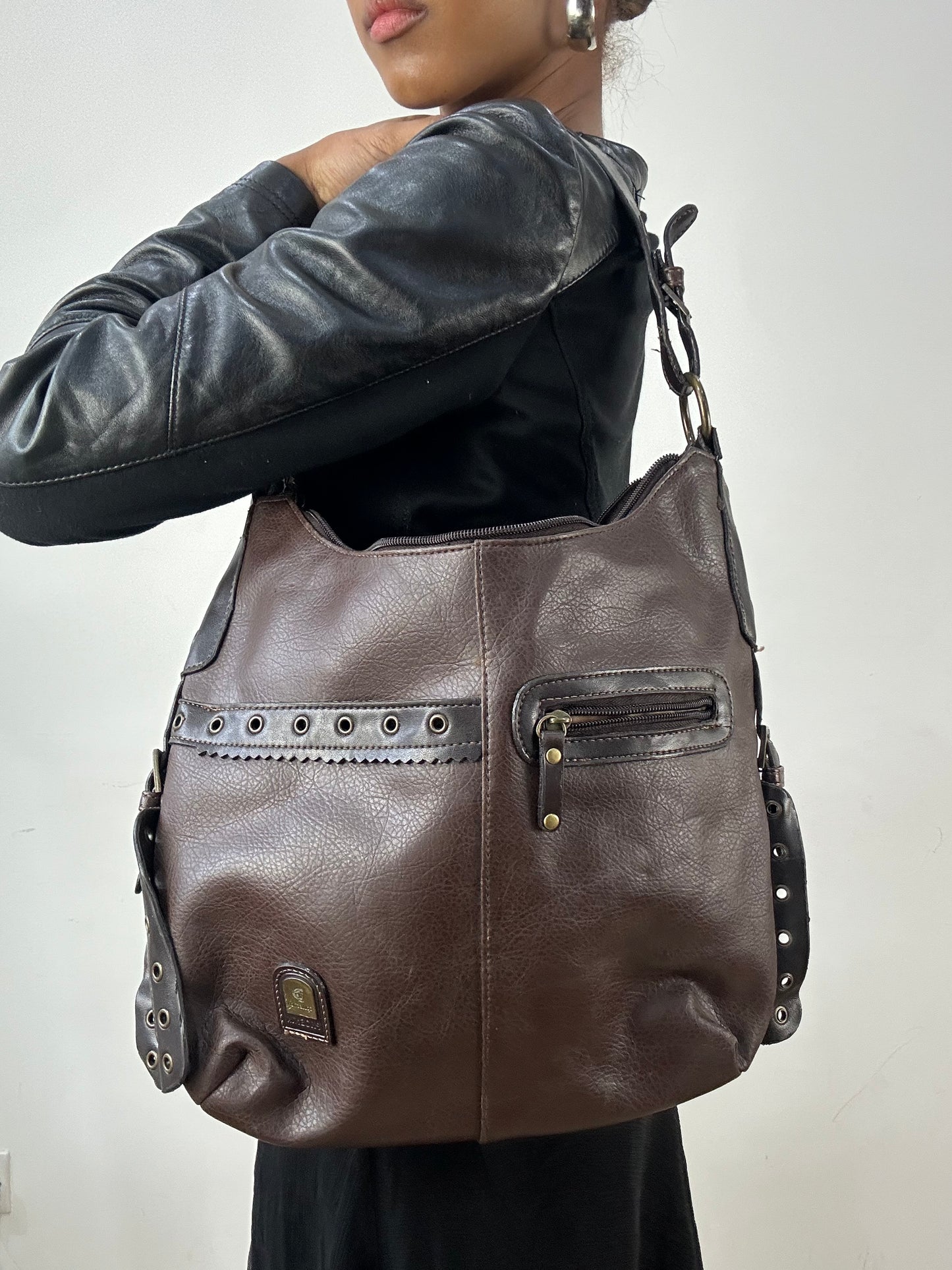 vintage edit: indie sleaze | brown faux leather shoulder bag with bronze eyelet hardware