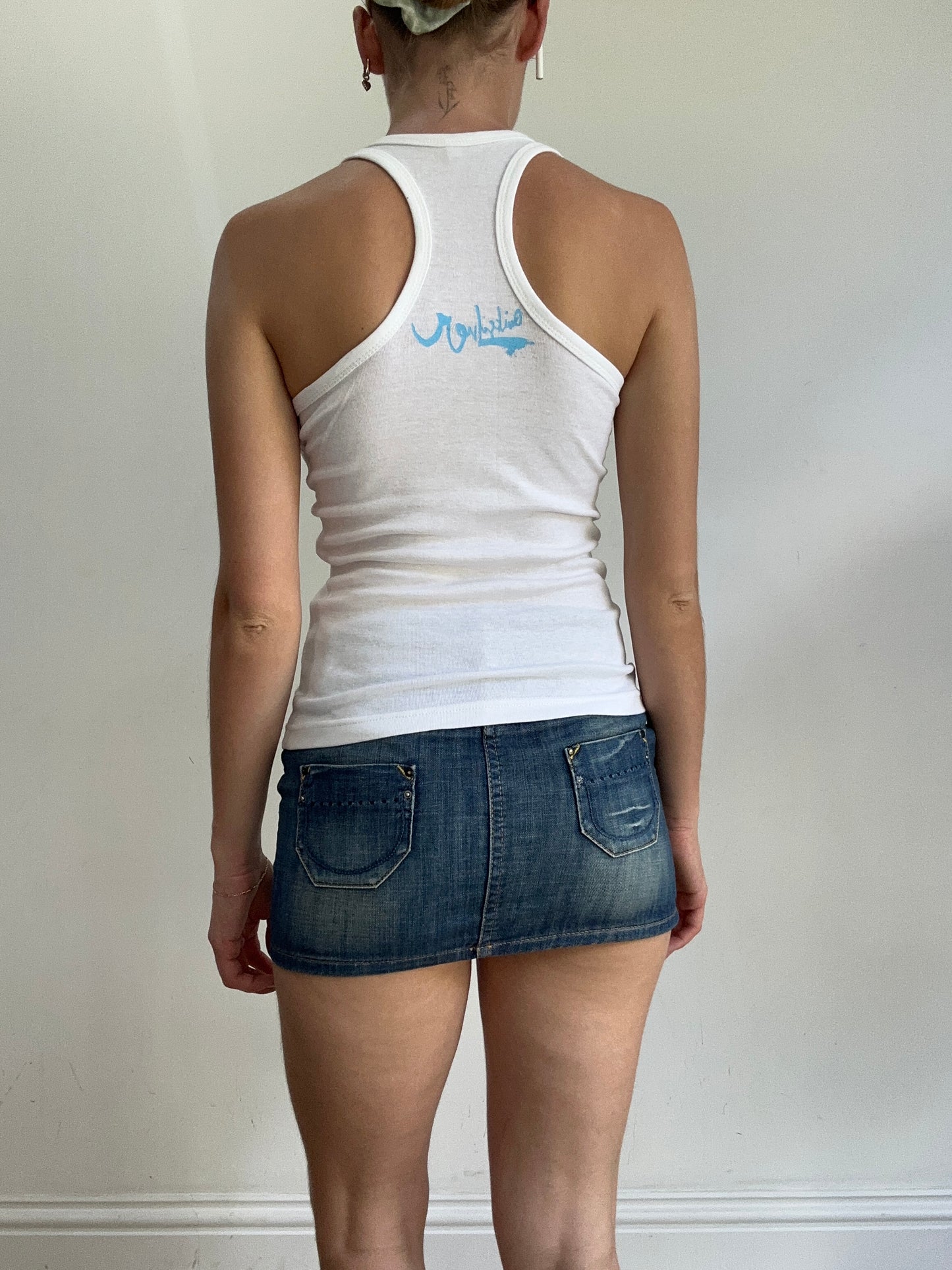 💻‼️ white tank top with quick silver spell out in blue