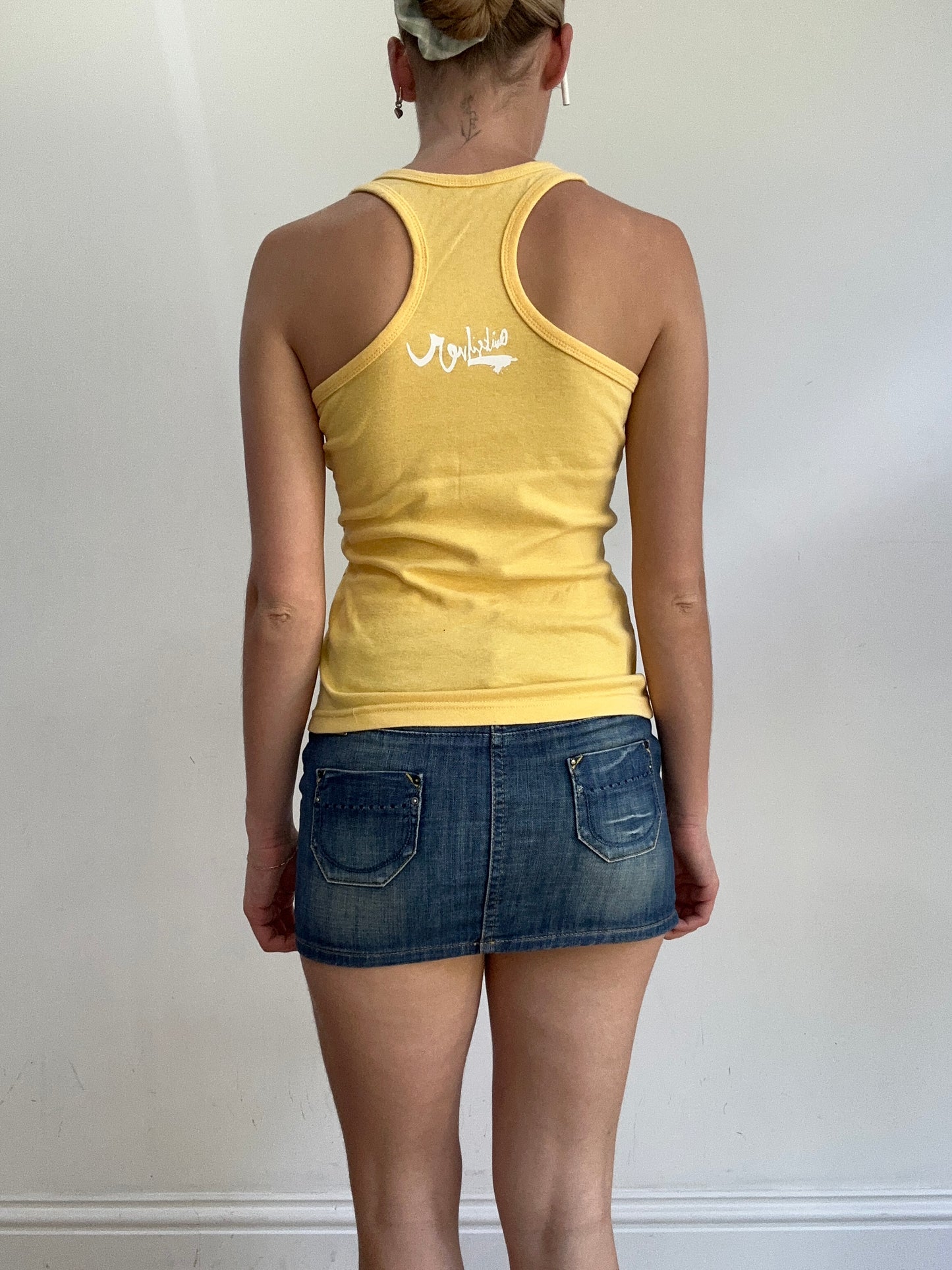💻‼️ orange tank top with quick silver spell out in white