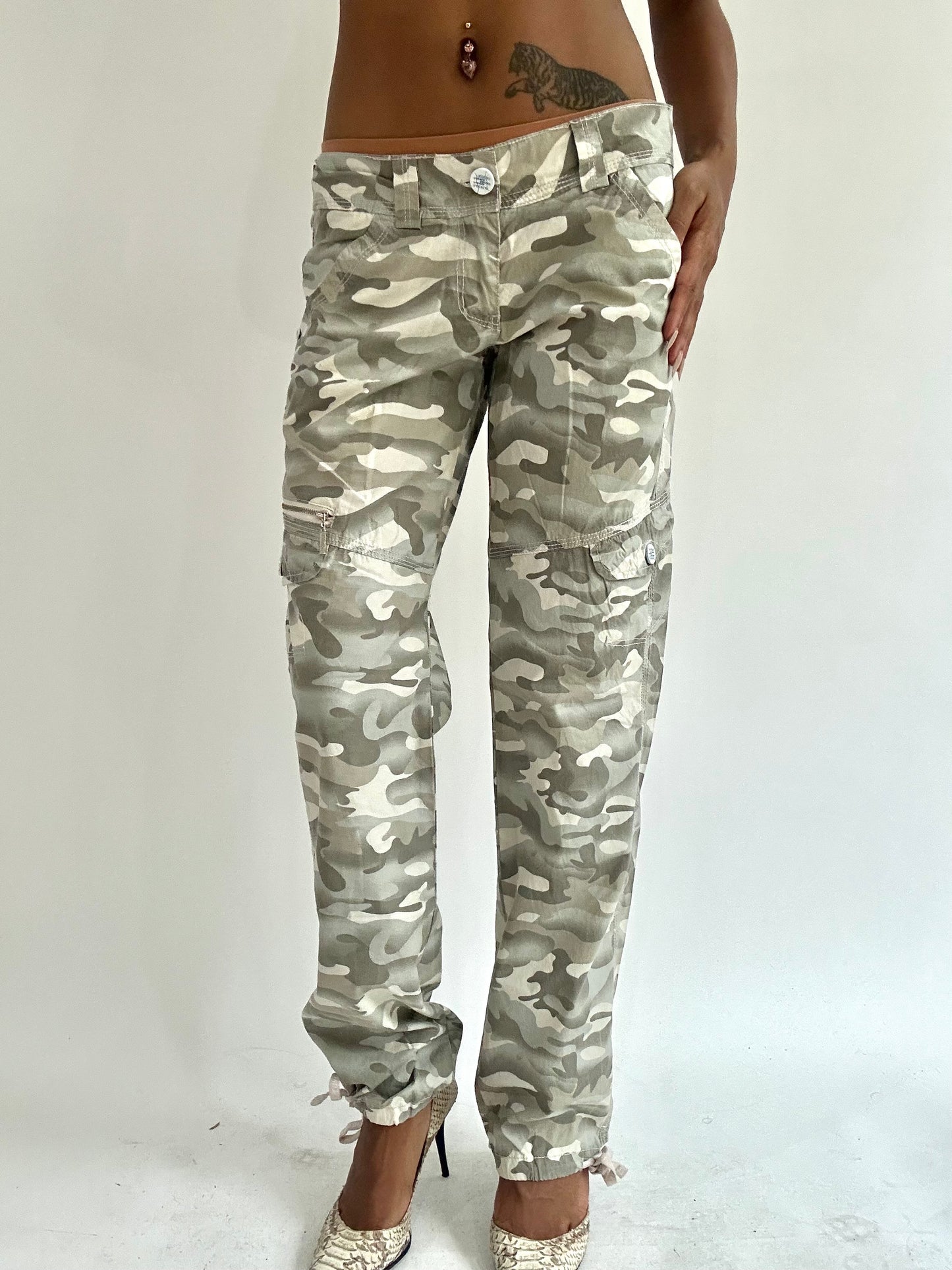 BEST PICKS | small/medium khaki camo print trousers
