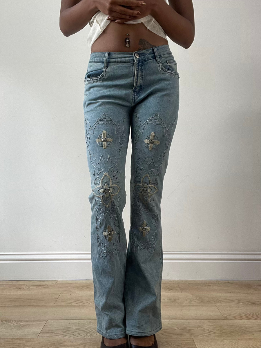 LFW edit | kleine blaue Jeans mit floralen Stickereien und Metalldetails