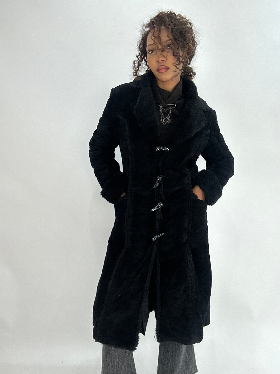 FAVORITOS DE INVIERNO | pequeña gabardina de estilo gamuza negra con adorno de piel sintética